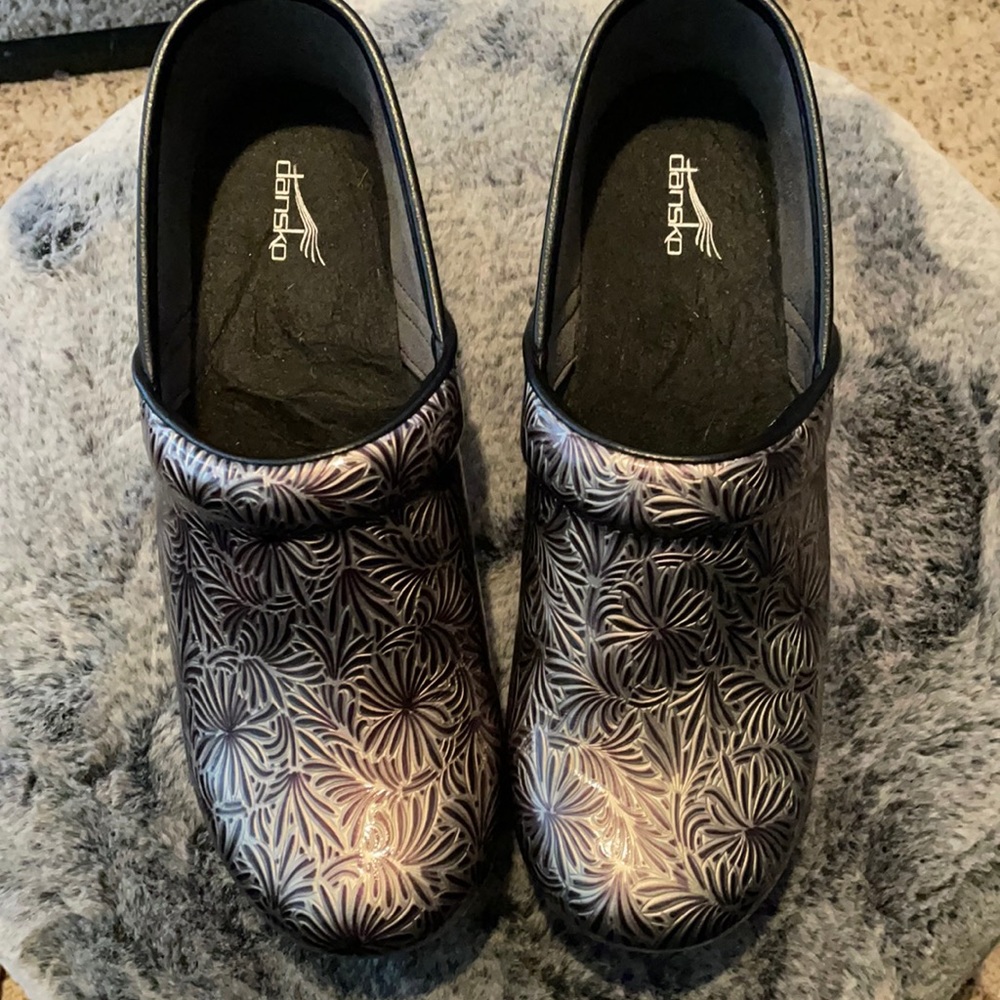 Silver metallic Danskos size 42(women’s 11.5)